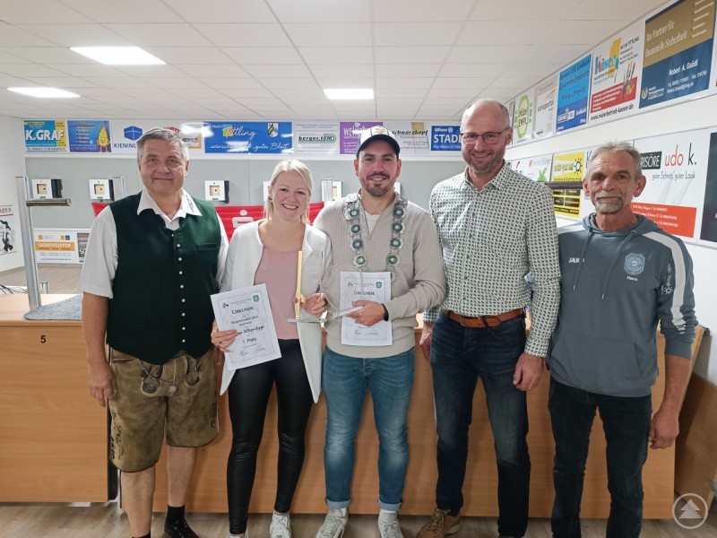Auf dem Bild von links: Schützenmeister Herbert Lorenz, Marktmeisterin Simone Willmerdinger, Marktkönig Josef Sigl, 2. Bürgermeister Robert Koller und Sportleiter Johann Rymsza.