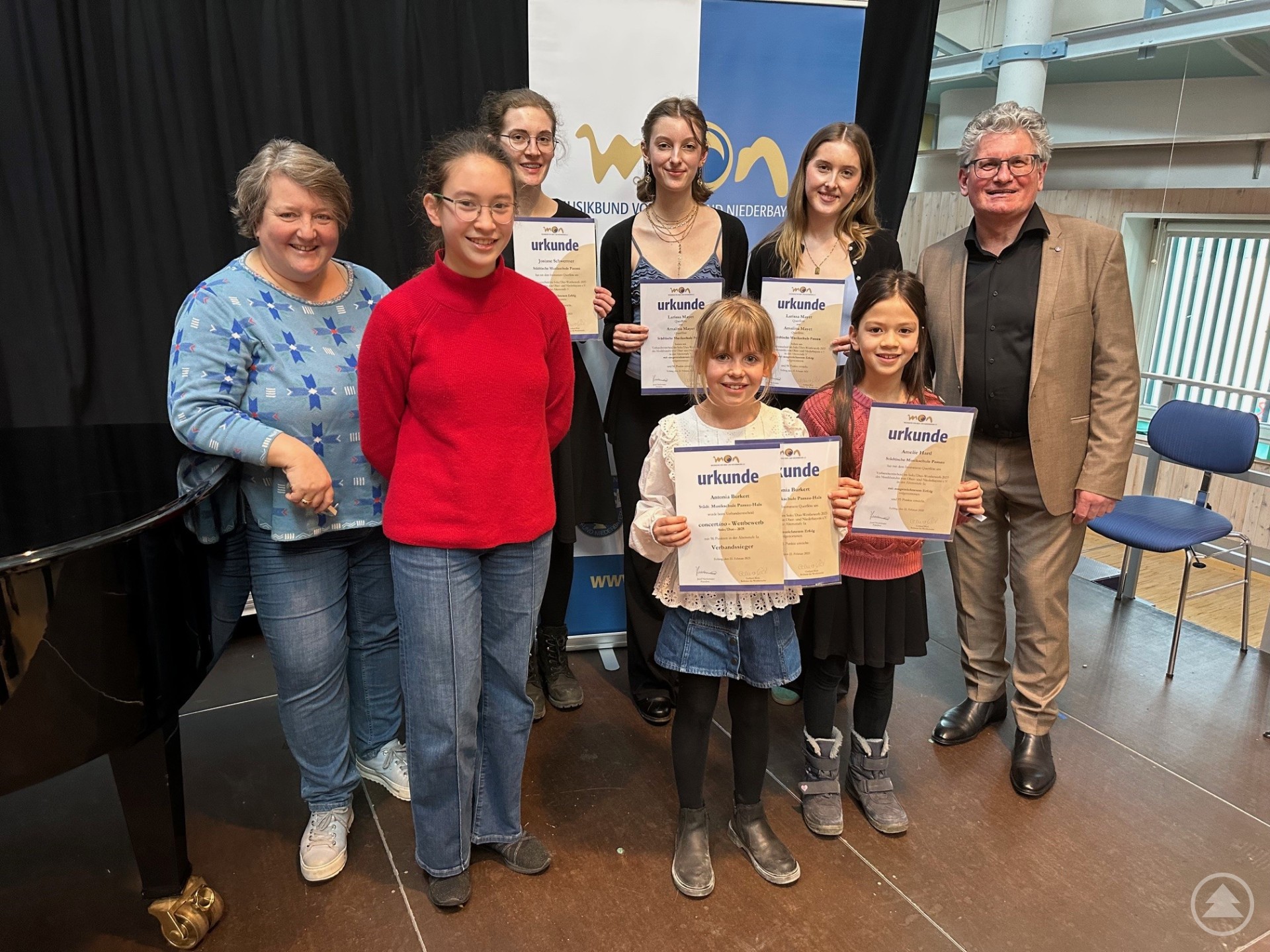 Die Musikschulleiterin Barbara Blumenstingl (links) und der Vizepräsident des Musikbundes von Ober- und Niederbayern Roland Schuster (rechts) sind überaus stolz auf die erfolgreichen Schülerinnen Mária Król (von links), Josiane Schwemmer, Larissa Mayet, Antonia Burkert Amalina Mayet und Amelie Hartl.