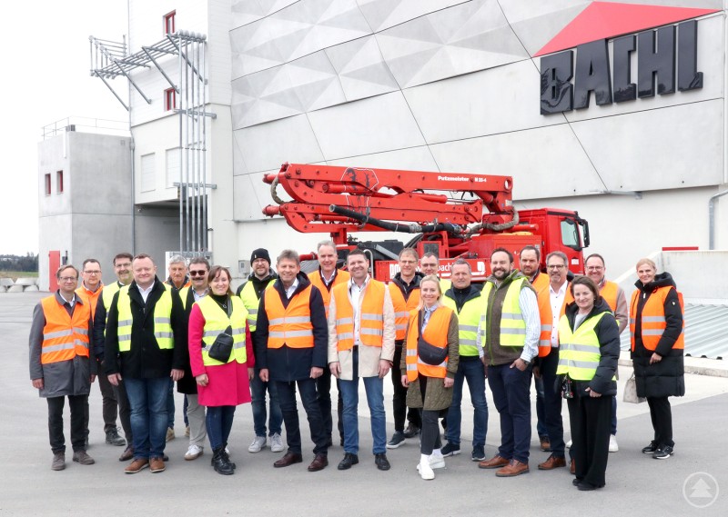 Die Unternehmer im IHK-Gremium Freyung-Grafenau mit ihrem Vorsitzenden Jürgen Greipl (11. von links), dem Gastgeber Norbert Peter (9. von links) sowie den Vertretern der IHK Niederbayern Die Unternehmer im IHK-Gremium Freyung-Grafenau mit ihrem Vorsitzenden Jürgen Greipl (11. von links), dem Gastgeber Norbert Peter (9. von links) sowie den Vertretern der IHK Niederbayern