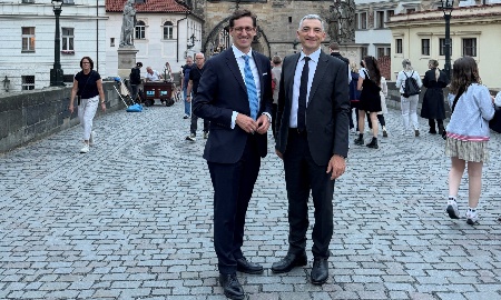 Brücken bauen in Prag: MdL Dr. Ebner und Landrat Dr. Raith beim Dialog der Hanns-Seidel-Stiftung