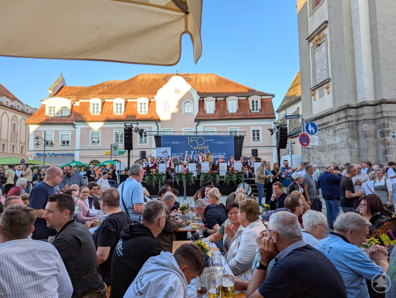 Viele Gäste waren gekommen, um mit dem Hotel-Gasthof Höttl 150. Jubiläum zu feiern. Gäste bei Höttl's 150-Jahr-Feier am Luitpoldplatz