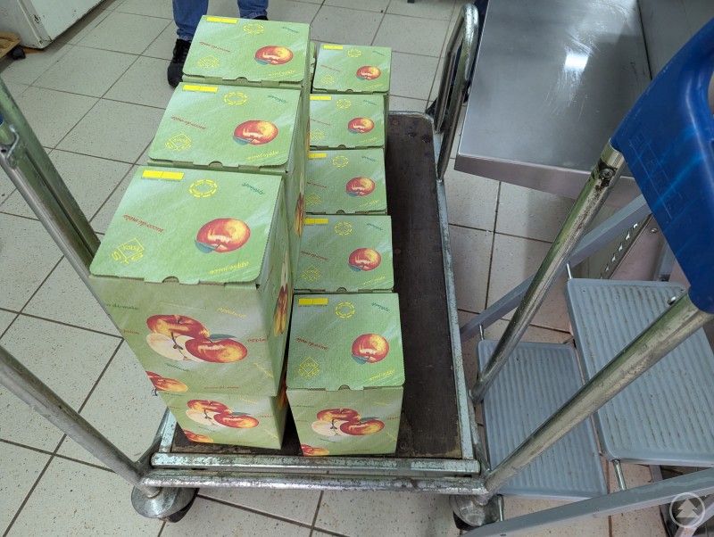 Saft aus eigener Herstellung in grünen Verpackungskartons