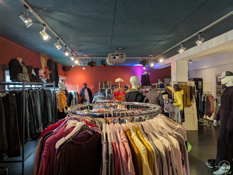 Gebrauchte Kleidung und Schuhe im Deggendorfer Jugendcenter 4You