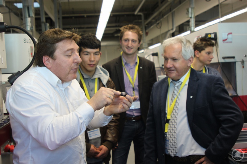 Auch optisches Glas spielt im ARBERLAND eine wichtige Rolle. Jeder Nanometer zählt bei Qioptiq in Regen, wo spezielle Linsen entstehen. Auch ARBERLAND REGio GmbH-Geschäftsführer Herbert Unnasch (vorne, rechts) und Wirtschaftsförderer Markus König (Mitte) waren fasziniert von den vielen Möglichkeiten rund ums Glas. Foto: Ebner