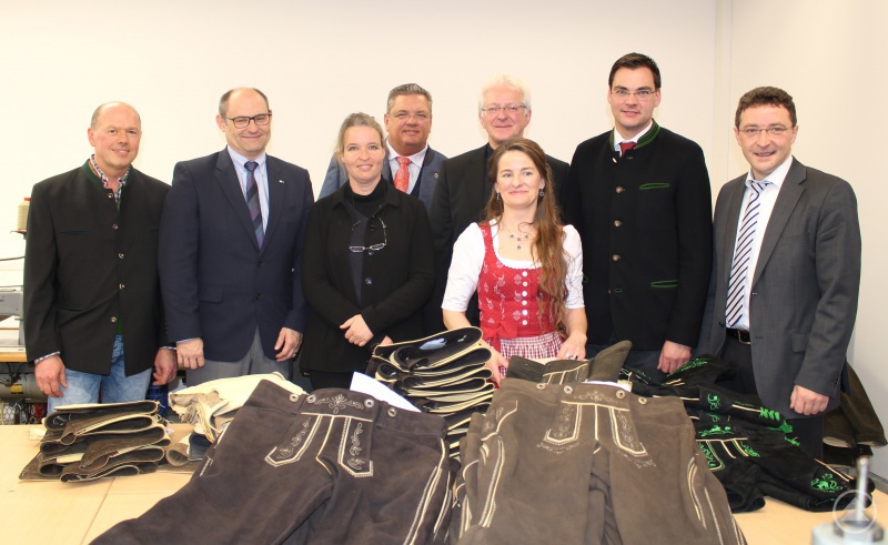 Freuten sich über den gelungenen neuen Firmenbau und das Herzstück der Firma, die handgefertigten Lederhosen (v.r.): Landtagsabgeordneter Max Gibis, FRG-Landrat Sebastian Gruber, Maria Freund, Dekan Kajetan Steinbeißer, Grafenaus erster Bürgermeister Max Niedermeier, Pfarrerin Sonja Schuster, IHK-Handelsreferent Thomas Breinfalk und Architekt Karl-Heinz Steinbacher.