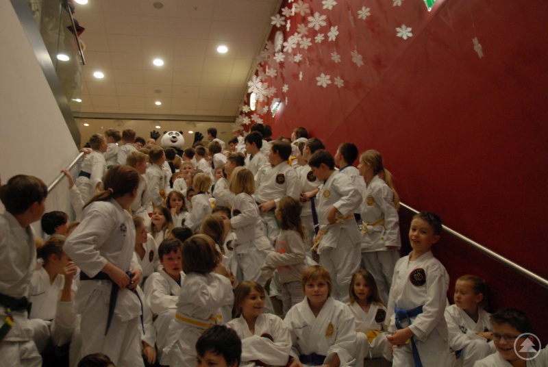 Die Karate-Kids bei der „Erstürmung“ des Kinosaals 