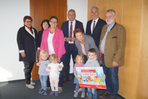 Sparkasse Niederbayern-Mitte übergibt Spende an die Kinderschutzstelle des Landkreises