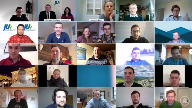 Nahmen an der ersten virtuellen Kreismitgliederversammlung der Jungen Union Freyung-Grafenau teil: Ärztlicher Direktor Dr. med. Franz Schreiner (1. Reihe; 2. v. rechts), MdB Thomas Erndl (5. Reihe; 1. v. rechts), Bezirkstagspräsident und CSU-Kreisvorsitzender Dr. Olaf Heinrich (4. Reihe; 1. v. links), Bezirksrat Josef Heisl (3. Reihe; 2. v. links), Landrat Sebastian Gruber (4. Reihe; 2. v. rechts), JU-Bezirksvorsitzender Benjamin Taitsch (2. Reihe; 1.v. links), JU-Kreisvorsitzender Stadt- und Kreisrat Christoph Weishäupl (1. Reihe; 2. v. links), die stellvertretenden JU-Kreisvorsitzenden Carlo Schöpp (nicht im Bild), Daniel Traxinger (2. Reihe; 2. v. links), Stadtrat Sebastian Weber (5. Reihe; 1. v. links) und Markus Wensauer (nicht im Bild), Kreisrätin Lisa Tiefenböck (1. Reihe; 3. v. rechts), Stadtrat Stefan Behringer (5. Reihe; 3. v. links) sowie rund 20 weitere Mitglieder des JU-Kreisverbandes.
