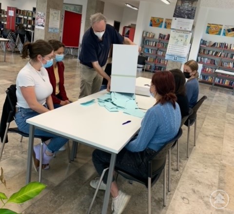 Wahlhelfer mit Rolf Rieß beim Auszählen