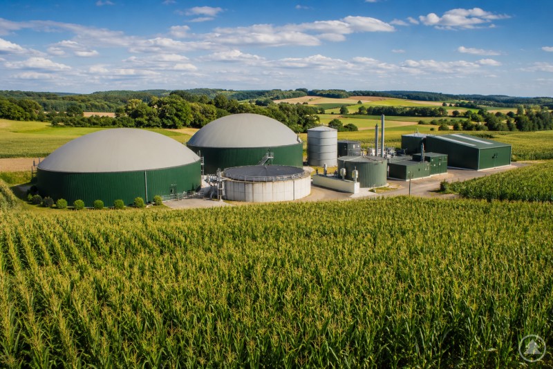 Eine Biogasanlage auf einem Feld