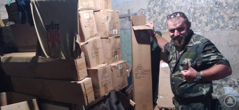 Die Feldbetten sind an der Front angekommen.