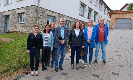 Ein "Baum der Hoffnung" für den Erhalt der Dorfschulen