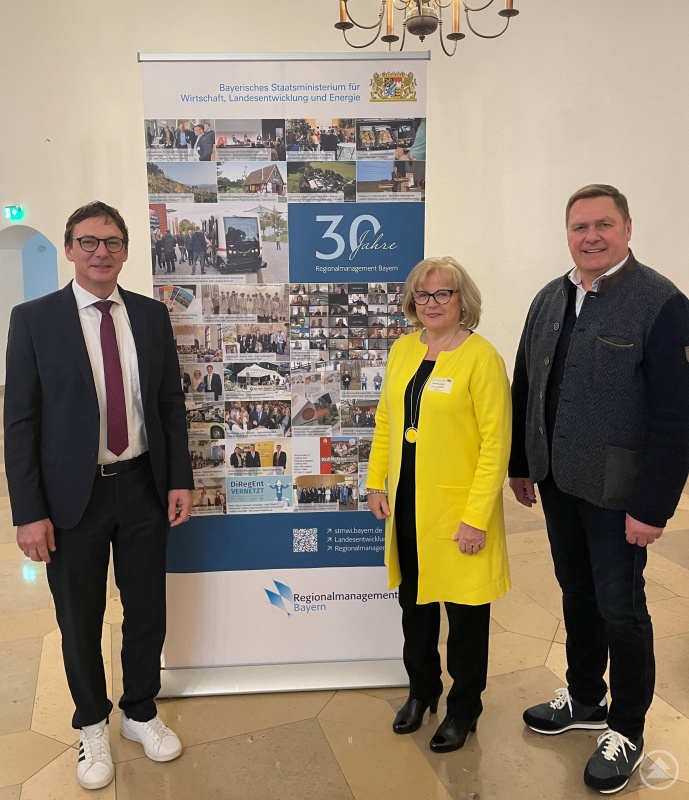 Nahmen am Festakt zum 30-jährigen Bestehen des Regionalmanagements in der Münchner Residenz teil: v. r. n. l.: Unternehmer Gerhard Wimmer, stellvertretende Landrätin Helga Weinberger und Regionalmanager Stefan Schuster