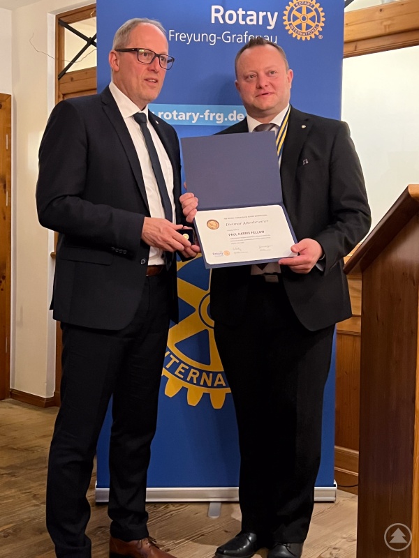 Der Präsident Stefan Behringer bedankte sich bei Dietmar Attenbrunner, jetzt Past Präsident für sein Engagement und die Verdienste beim RC FRG, speziell auch für die Durchführung der Charterfeier zum 25-jährigen Bestehen des Clubs.