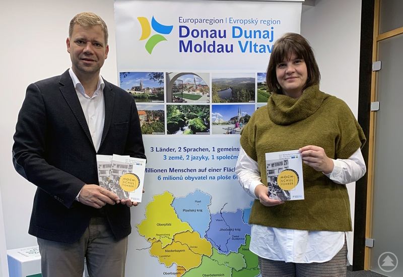 Bezirkstagspräsident und Vorsitzender der Europaregion Donau-Moldau in Niederbayern Dr. Olaf Heinrich präsentiert zusammen mit der Projektmanagerin Barbara Daferner den neuen Hochschulführer.