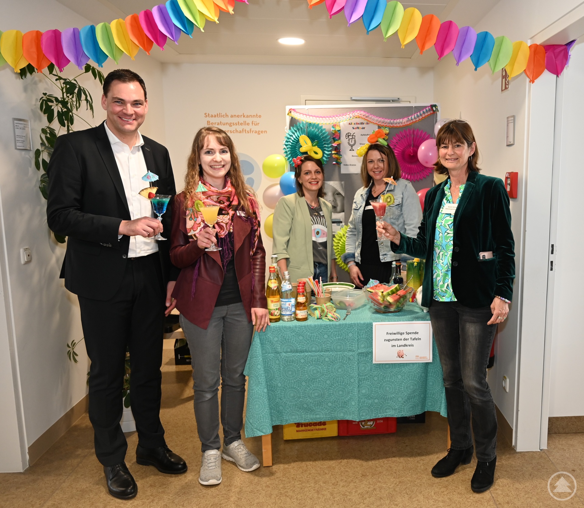 Einen alkoholfreien Cocktail an der Saftbar ließen sich, neben vielen Gästen, auch (von links) Landrat Sebastian Gruber, Fachbereichsleiterin Dr. Karin Drachsler und Abteilungsleiterin Karen Schier (rechts) schmecken, zubereitet (hinten von links) von Johanna Dorner und Katrin Greiner
