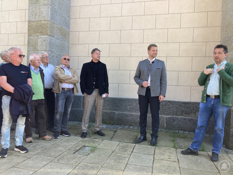 Am Tag der Städtebauförderung führten Ludwig Lankl, Bürgermeister Dr. Olaf Heinrich und Roland Pongratz (von li.) Interessierte durch das Pröbstlhaus und die Volksmusikakademie.