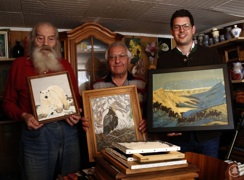 Josef Schwarz (v.l.) teilte seinen ganz eigenen kreativen Blick auf die Wunder der Erde mit Pfarrer Michael Bauer und Bürgermeister Martin Pichler.