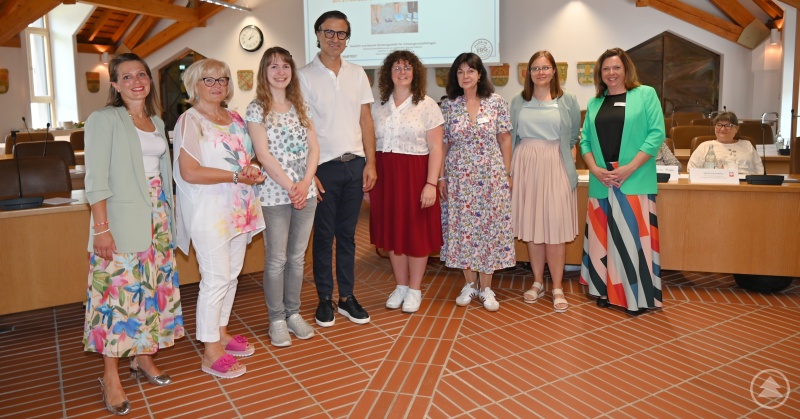 Die Teilnehmenden des Fachkräftetreffens wollen sicherstellen, dass Frauen auch im Landkreis gut behütet durch den Prozess einer Vertraulichen Geburt begleitet werden können im Bild (von links) Sozialpädagogin Johanna Dorner, stellvertretende Landrätin Helga Weinberger, Amtsärztin Dr. Karin Drachsler (Gesundheitsamt), Chefarzt der Gynäkologie Sokol Rexhepi, Hebamme Katharina Schuster, Referentin Heidi Winter-Schwarz (Caritas Nürnberg) sowie die Sozialpädagoginnen Antonia Lechl und Katrin Greiner.