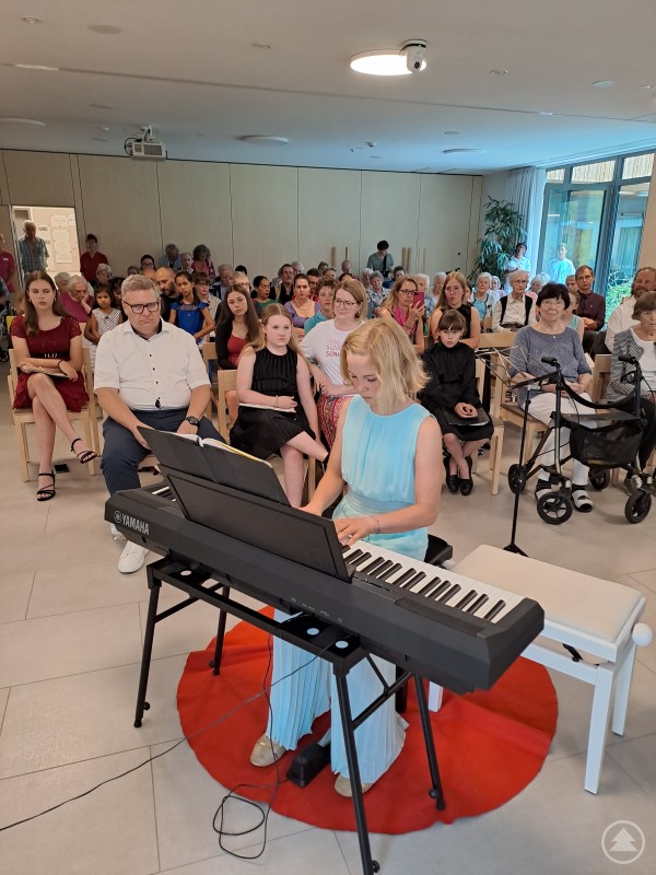 Die elfjährige Marlena Schwarz begeisterte mit ihrem Klavierstück.