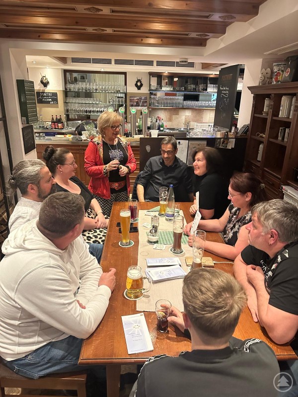 Stellvertretende Landrätin Helga Weinberger (stehend) sprach den anwesenden Ehrenamtlichen auch im Namen des Landkreises einen großen Dank für ihr Engagement aus. MM 2025-03-18 Landkreises Freyung-Grafenau lädt Inhaber einer Bayerischen Ehrenamtskarte zum Reindl-Essen ein.jpeg