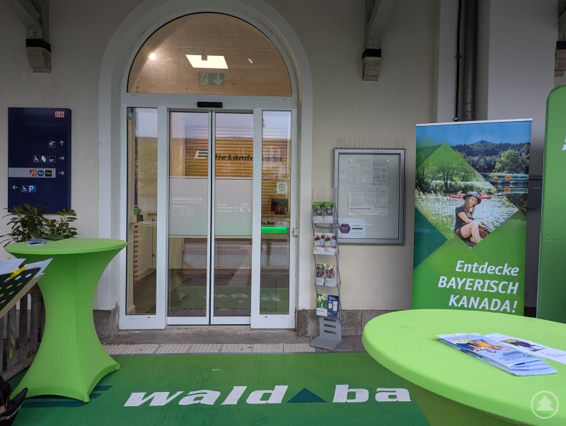 Wer sich eine persönliche Beratung wünscht, ist im neuen Kundencenter an der richtigen Adresse Hauptbahnhof Deggendorf Kundencenter der Waldbahn am Gleis 1