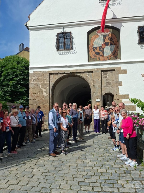 Die Nachkommen von Robert Patton vor dem Eingang des Stadtmuseums Schärding, das seine Uniform beherbergt.