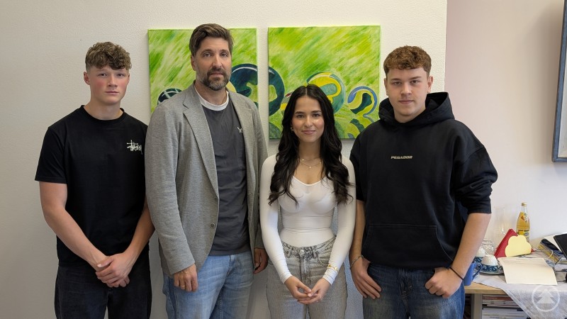 Die neuen Schülersprecher Nils Kujat, Rohef Barko und Timo Mautner blicken mit Schulleiter Ferdinand Klingelhöfer auf ein spannendes Schuljahr voller neuer Aufgaben und Ideen an der Realschule Grafenau. Die Kandidaten zur Schülersprecherwahl an der Realschule Grafenau präsentieren sich vor ihren Wahlplakaten.