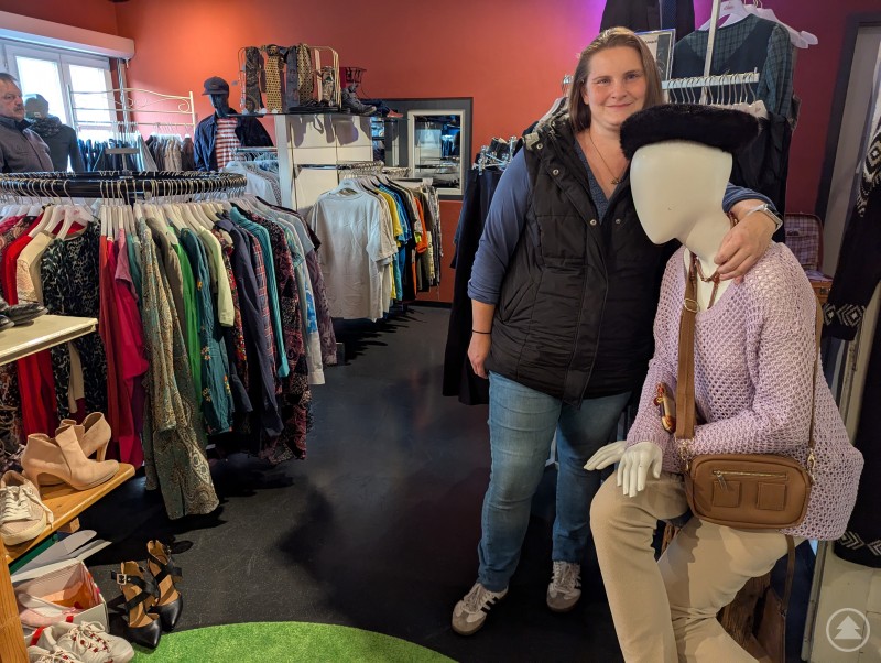 Was viele Menschen auch an der modischen Tauschparty schätzen: Man kommt schnell ins Gespräch. 4You-Mitarbeiterin umarmt Schaufensterpuppe