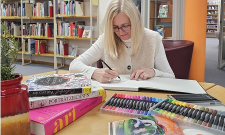 Offenes Skizzenbuch l&auml;dt in der Stadtbibliothek Deggendorf zum Mitgestalten ein
