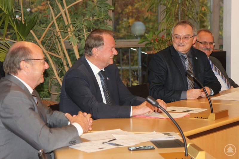 Franz Prebeck (v.l.), ehemaliger Präsident der Handwerkskammer Niederbayern/Oberpfalz, stellvertretender Landrat Willi Killinger, Schulrat Walter Kloiber und Manfred Theunert, Senior-Consultant im Arbeitskreis Schule-Wirtschaft in Bayern, machten klar, wie wichtig es ist, Schulen und Unternehmen bei der Ausbildung noch stärker zusammenzubringen.