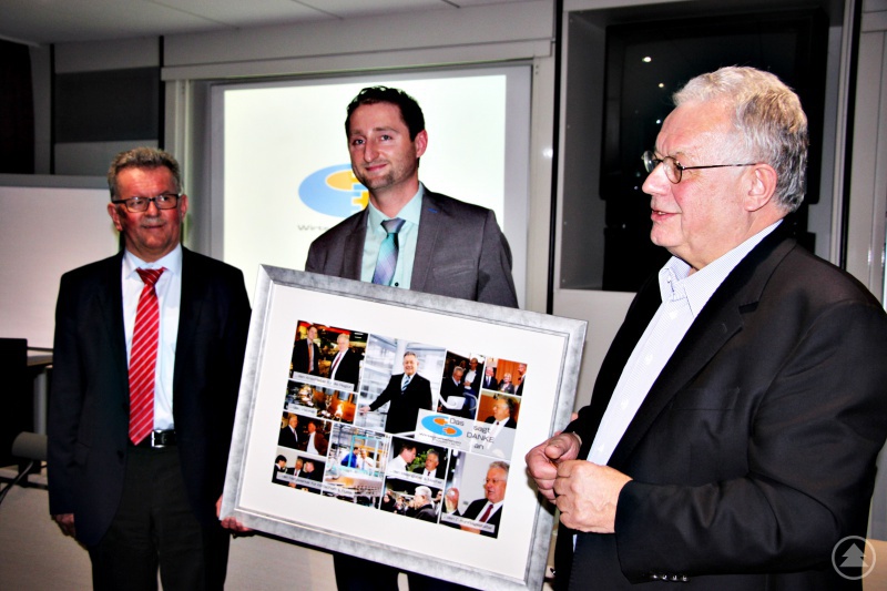 Eine persönliche Erinnerung an gemeinsame Momente: Für Dr. Robert Hartel (r.) gab es vom Wirtschaftsforum bei der Verabschiedung als 1. Vorsitzender viel Lob, herzliche Dankesworte und eine gerahmte Fotocollage, die der neue Vorsitzende Franz Hollmayr (l.) und Markus König, Leiter der geschäftlichen Aktivitäten, überreichten.