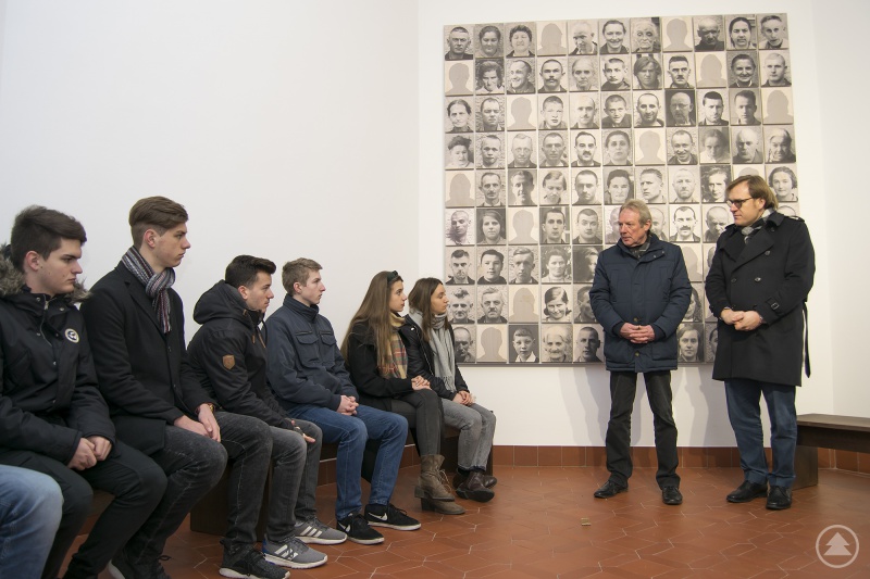 Vor der Bilderwand im ehemaligen Leichenhaus erklärten Klinikdirektor Gerhard Schneider (2.v.r.) und Bezirkstagsvizepräsident Dr. Thomas Pröckl (r.) den Schülern die Entstehungsgeschichte der Gedenkstätte.