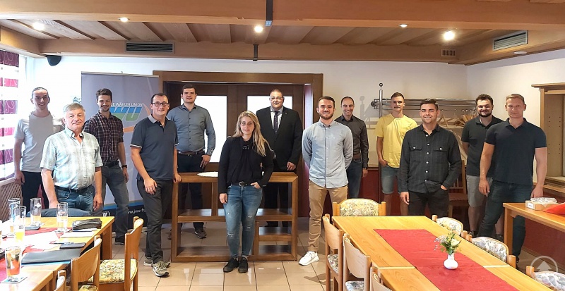 Mitgliederversammlung der JWU Freyung: (v. links n. rechts): Niklas Eiler, Kreisrat Leo Meier, Korbinian Jungwirth, Ludwig König, Martin Höppler, Sabrina Brunner, Stadt- und Kreisrat Christoph Weishäupl, Matthias Kerschbaum, Stadtrat Sebastian Weber, Jonas Kellner, David Rieger, Lukas Habenberger und Moritz Krenn