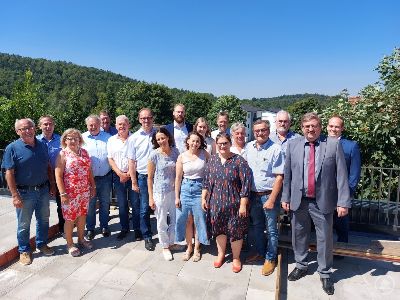 Hoher Besuch: Hans-Peter Schmucker, Leiter des Amtes für Ländliche Entwicklung (ALE, vorne rechts), berichtete bei Vorstandssitzung über die Amtspolitik des ALE und lobte das Ilzer Land. Zudem begrüßte die Vorstandschaft mit Geschäftsführung das Smart-City-Team, Ron Metzner vom ALE sowie die stellvertretende Landrätin von Freyung-Grafenau, Helga Weinberger (3. v. l.) und den stellvertretenden Landrat von Passau, Hans Koller (2. v. l.).