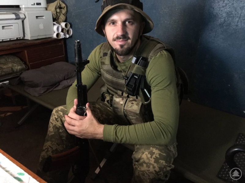 Soldaten eines medizinischen Bataillons der territorialen Streitkräfte in der Ukraine sind froh über die Ankunft der Betten. Sie kümmern sich um die Versorgung von verletzten Soldaten und Zivilisten. Nur zu oft kommt es vor, dass Krankentransporte auch angegriffen werden, sie sind hier für den Schutz dieser zuständig.