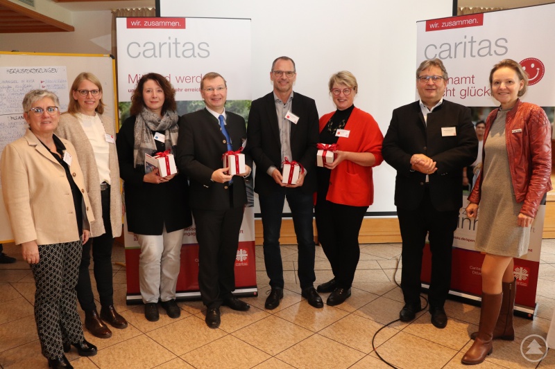 Beim Diözesantreffen wurden neue Vorsitzende der Pfarrcaritas begrüßt. V.li. Ingrid Aldozo-Entholzner, Abteilungsleiterin Caritas und Pastoral, Agnes Stefenelli, Fachbereichsleiterin Gemeindecaritas, Marianne Miketta, Bad Füssing, Sebastian Schlutz, Freyung, Michael Winkler Neßlbach, Carola Aschenbrenner Pocking, sowie die Vorstände Mag.a (FH) Andrea Anderlik, MSc und Diakon Konrad Niederländer.