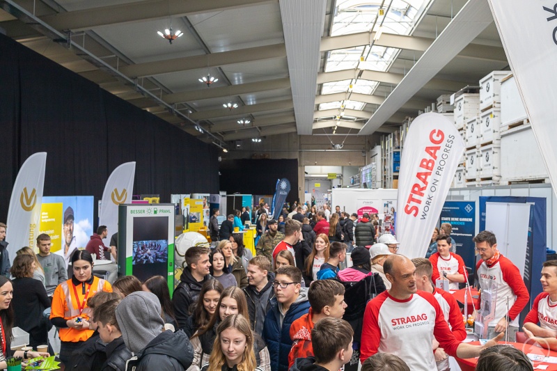 Zahlreiche Besucher drängten sich durch die Ausstellungshallen. Aussteller aus den verschiedenen Branchen präsentierten die Karrieremöglichkeiten in ihrem Unternehmen.