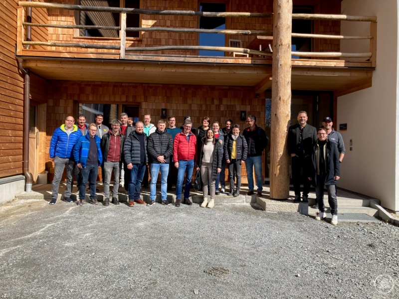 Wie attraktiv eine Ausbildung im Handwerk auch für Abiturientinnen und Abiturienten sein kann, erfuhren die Lehrkräfte bei der Zimmerei Eiler in Ringelai. Hier hat auch der Leiter der Abteilung Bau- und Holztechnik der Berufsschule Waldkirchen, Michael Anderle, über die beruflichen Chancen in diesem Bereich referiert.