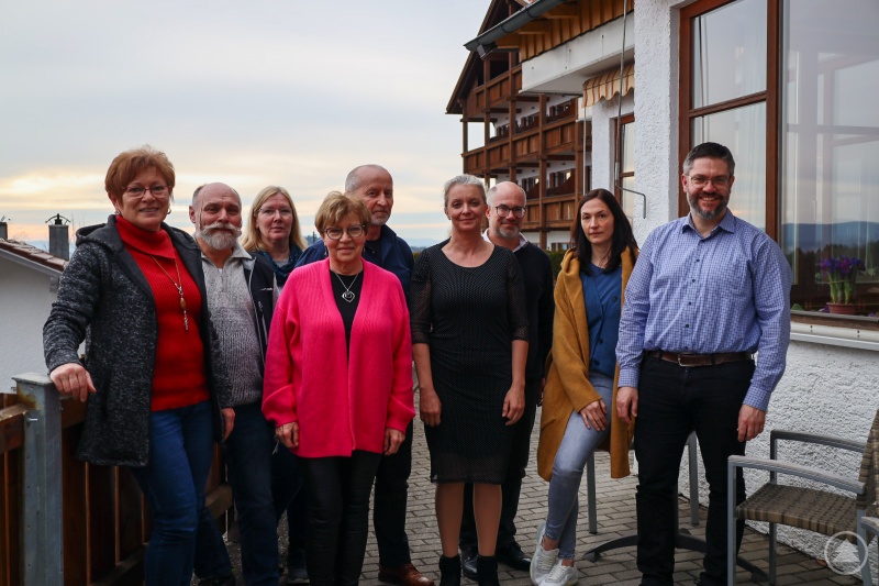 Zahlreiche Vermieter aus den Mitgliedsgemeinden sind der Einladung des Vorsitzenden Alois Grobauer (rechts im Bild) in sein Panoramahotel nach Oberkreuzberg, Spiegelau gefolgt, um sich mit Kollegen aus der Branche auszutauschen und zu vernetzen