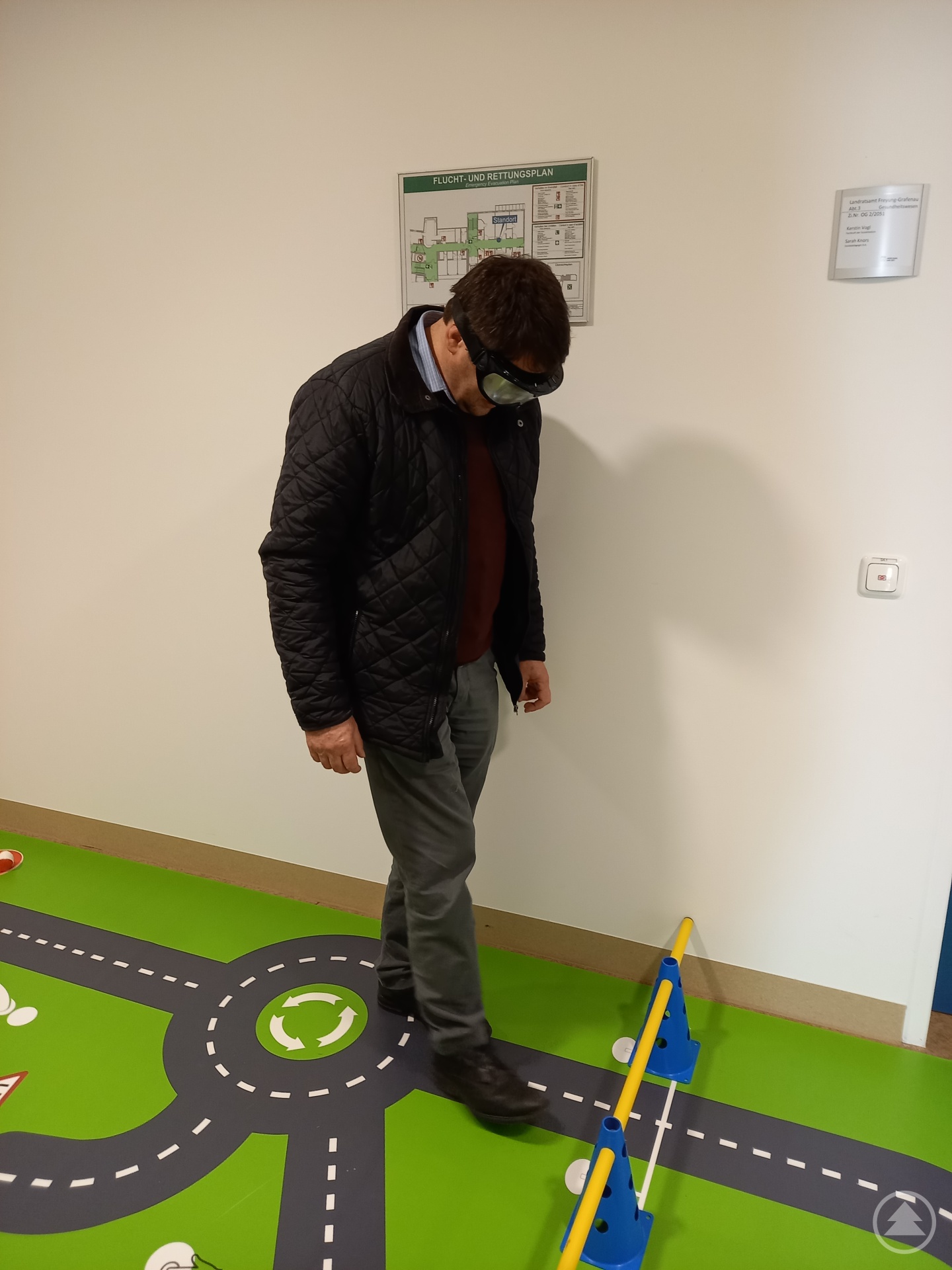 Wie schwierig es ist, alkoholisiert einen einfachen Parcours zu bewältigen, probierten die erwachsenen Besucher mithilfe unterschiedlich starker Rauschbrillen aus dem Repertoire der Präventionsfachkräfte aus