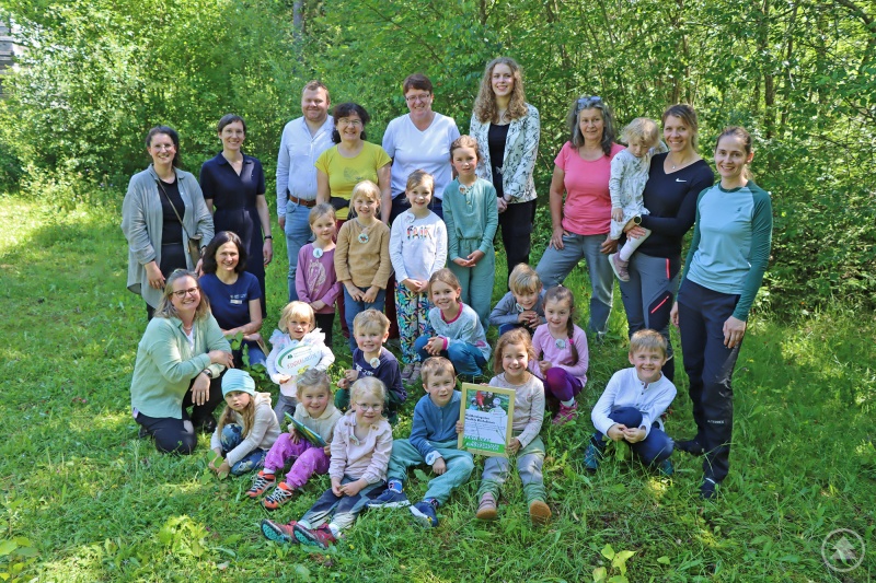 Stolz präsentiert ein Teil der Woidkitze die Partnerurkunde, die zuvor Nationalparkleiterin Ursula Schuster an das Kindergartenteam überreicht hatte.