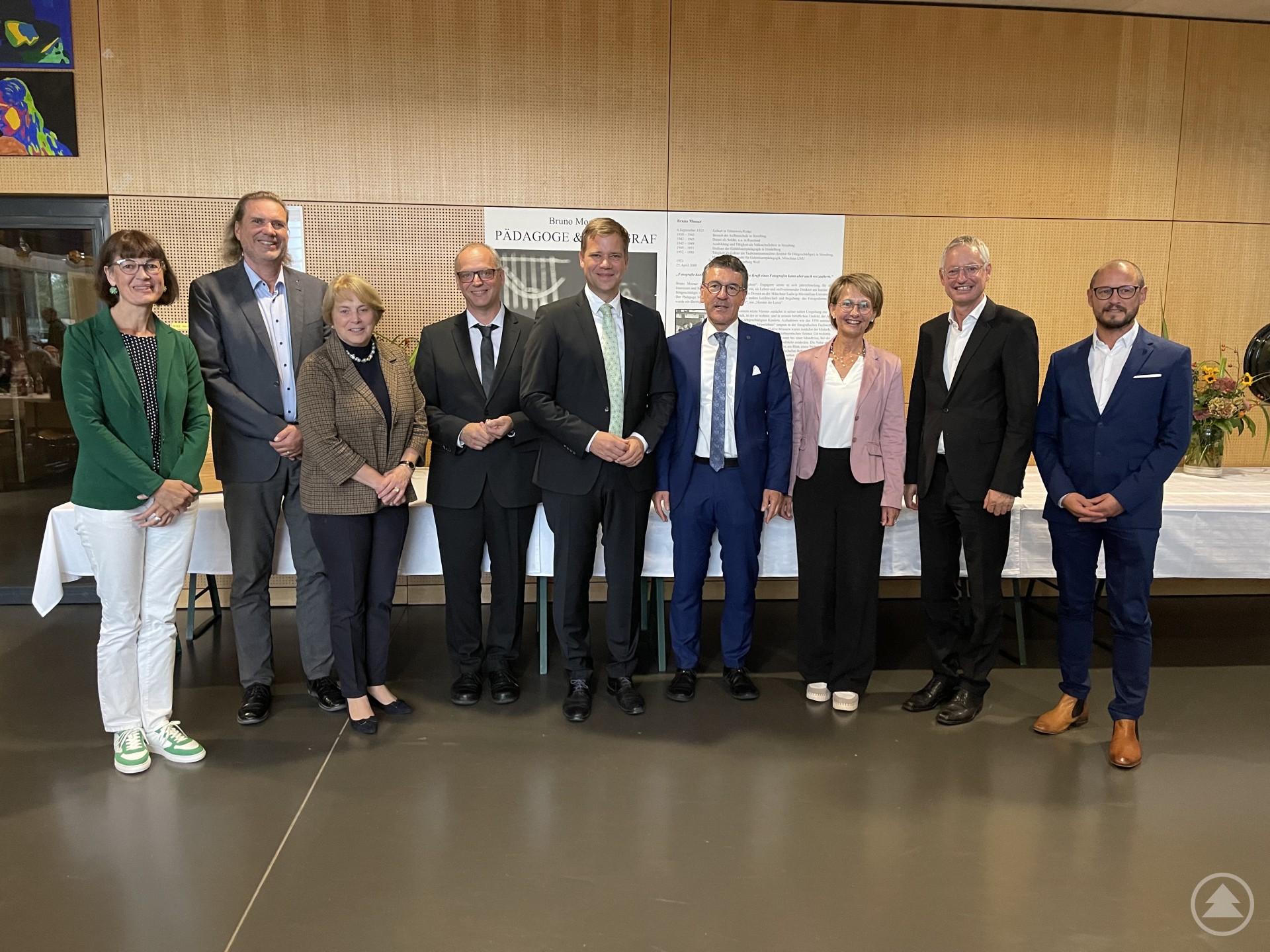 Sie verabschiedeten den scheidenden Direktor Fitz Geisperger (4. v. r.) in den Ruhestand: Dr. Marion Honka (v. l.), Vorsitzende des Berufsverbandes Bayer. Hörgeschädigtenpädagogen, Rainer Fauser, Ltd. Regierungsschuldirektor, Barbara Unger, stv. Landrätin des Landkreises Straubing-Bogen, Nachfolger Matthias Räß, Bezirkstagspräsident Dr. Olaf Heinrich, Karin Mayr, ständige Vertreterin des Direktors, Oberbürgermeister von Straubing Markus Pannermayr und Jakob Spitzauer, Personalratsvorsitzender.