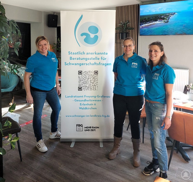 Stehen auch außerhalb des Elterncafés bei Fragen rund um Schwangerschaft und Familiengründung jederzeit zur Verfügung: (von links) Katrin Greiner, Antonia Lechl und Johanna Dorner von der Staatlich anerkannten Beratungsstelle für Schwangerschaftsfragen im Landkreis.