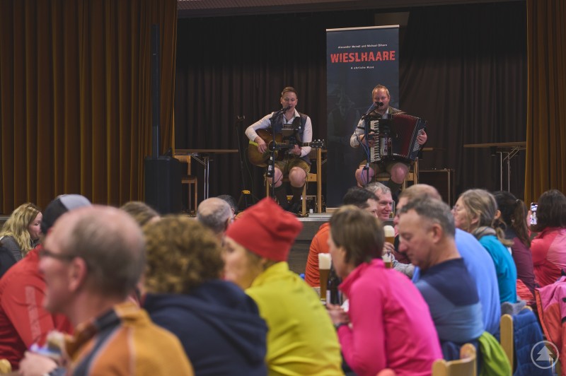 Gemütlicher Abschluss im Pfarrzentrum mit dem Duo Wieslhaare.