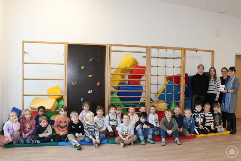 von rechts: Eva-Maria Kelch, Sabine Bauernfeind (Ausbildung und Qualifizierung), Laura Neureuther (Kinderpflegerin) und Laura Wagner (Heilerziehungspflegerin) mit den Kindergartenkindern Spendenübergabe_Kinderhaus_St._Konrad.jpg