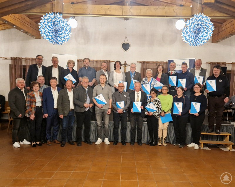 Die geehrten Schiedsrichter und ehrenamtlichen Funktionäre mit den Ehrengästen Die geehrten Schiedsrichter und ehrenamtlichen Funktionäre mit den Ehrengästen.jpg