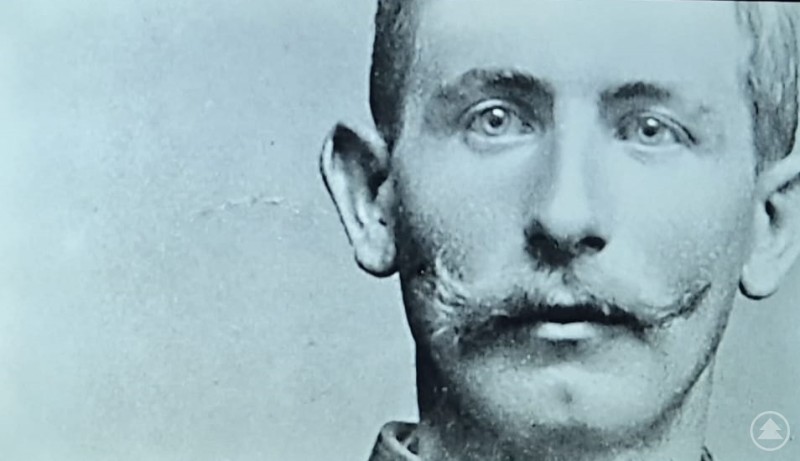 Josef Petzi Historisches Porträt eines Mannes mit markantem Schnurrbart, vermutlich aus dem späten 19. oder frühen 20. Jahrhundert.