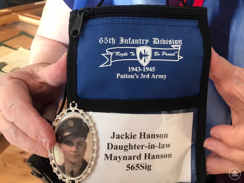 Jackie Hanson, Schwiegertochter von Robert Patton, mit Erinnerungsmedaille und Ausweis zur 65. Infanteriedivision.