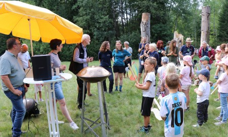 700 Besucher feiern das Spechtival im Waldspielgelände Spiegelau